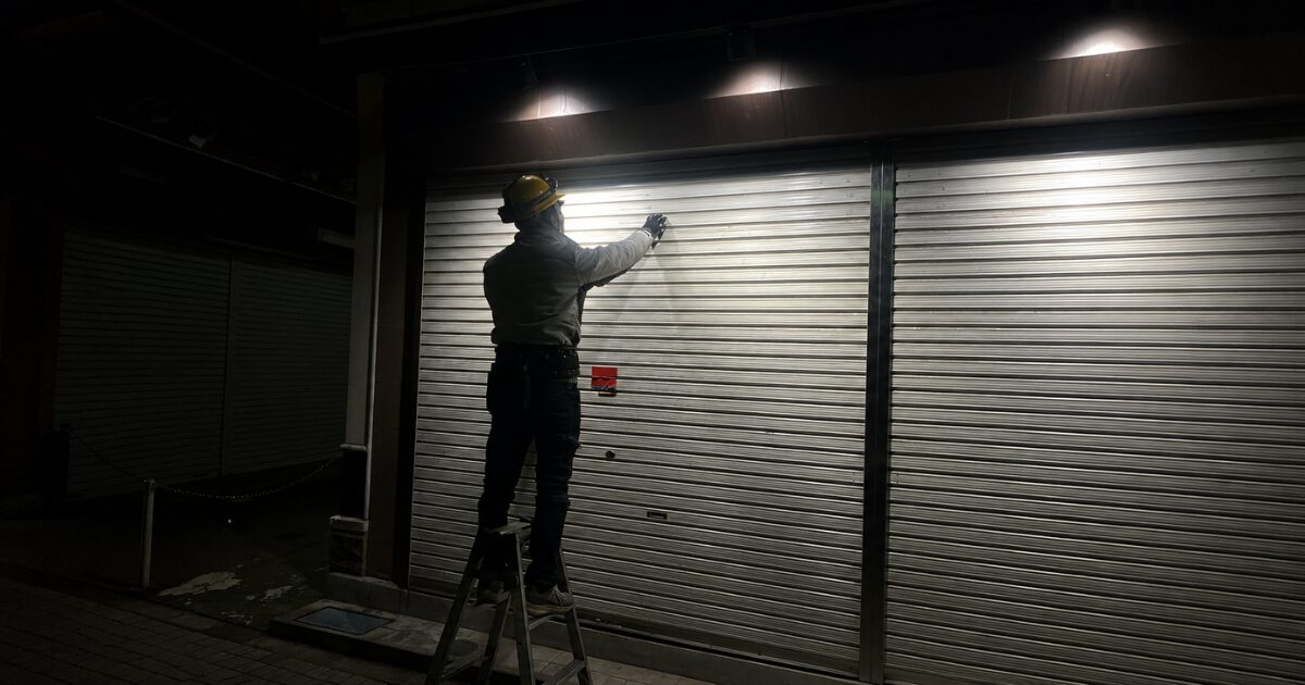 深夜営業の店舗にも対応できる窓口が安心 夜間のシャッター修理